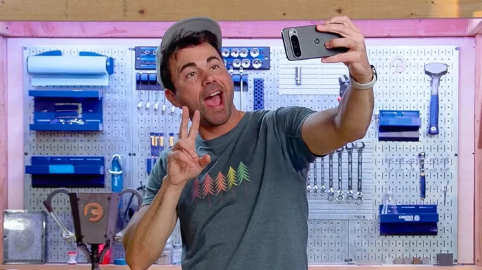 Mark Rober selfie menggunakan Google Pixel.