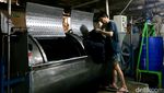 Melihat Produksi Celana Jeans Lokal di Tengah Gempuran Barang Impor