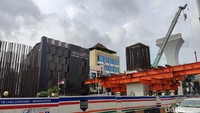 Sementara di ruas jalan flyover Pramuka dari arah Manggarai menuju Rawamangun sedang dilakukan pengerjaan untuk tiang pancang beton besar yang menjadi bagian dari jalur layang untuk proyek LRT Jakarta fase 1B.  