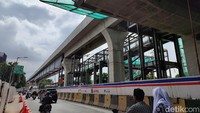 Untuk di jalan Pramuka Raya menuju ke lampu merah Matraman progres pengerjaan pembangunannya sudah terpasang tiang pancang beton. Adapun setelah melewati lampu merah Matraman pembangunannya sudah sampai pemasangan Girder dan sambungan sisi atas hingga ke Stasiun Rawamangun. Namun terdapat titik yang belum terpasang sambungan sisi atasnya.  