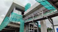 Kemudian di Stasiun Rawamangun sudah terlihat nampak struktur bangunannya. Saat ini tengah dilakukan pembangunan pembangunan jembatan penghubung di ruas jalan Pemuda. Adapun dari Stasiun Rawamangun menuju Velodrome tiang pancang beton besar dan pemasangan sambungan sisi atasnya telah selesai dibangun.  