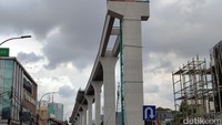 Terlihat di beberapa ruas jalan dari Velodrome ke Manggarai telah terpasang tiang pancang beton besar yang menjadi bagian dari jalur layang untuk proyek LRT Jakarta fase 1B.  