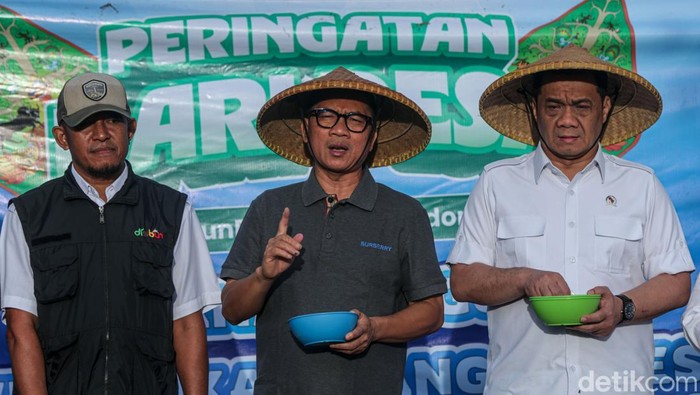 Menteri Desa dan Pembangunan Daerah Tertinggal Yandri Susanto bersama Wamendes Riza Patria berfoto usai menanam jagung bersama di Desa Cisaat, Subang, Jawa Barat, Rabu (15/1/2025).