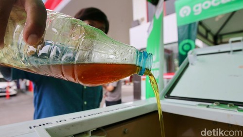 PT Pertamina Patra Niaga melanjutkan program pengumpulan minyak jelantah. Minyak jelantah itu dibeli Rp 6.000 per liter melalui dompet digital.