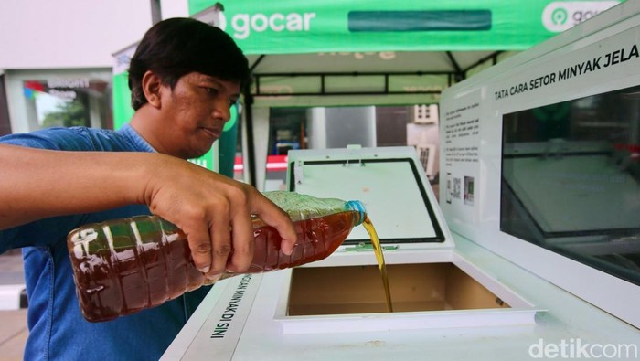 Mengubah Minyak Jelantah Jadi Rupiah PT Pertamina Patra Niaga melanjutkan program pengumpulan minyak jelantah. Minyak jelantah itu dibeli Rp 6.000 per liter melalui dompet digital.