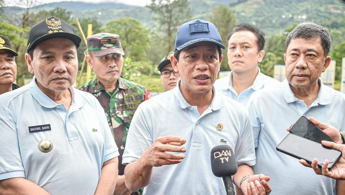Menteri Lingkungan Hidup Hanif Faisol Nurofik (tengah). (Solihin/detikcom)
