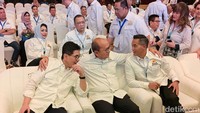 Pantauan detikcom di lokasi, Arsjad dan Anindya tampak hadir berbarengan ke dalam ruangan. Keduanya sempat berangkulan sebelum menempati tempat duduknya masing-masing/Foto: Ilyas Fadilah
