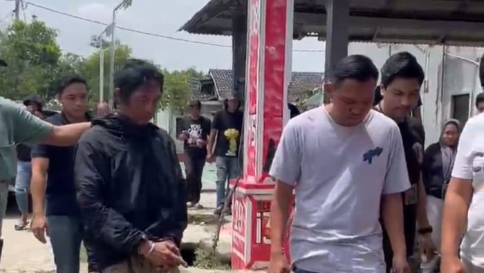Momen Nanang Gimbal diminta menunjukkan pisau yang dia buang usai membunuh Sandy Permana.