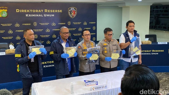 Nanang Irawan alias Gimbal (47) ditangkap 3 hari setelah membunuh artis Sandy Permana Mak Lampir (45). Polisi menyita sejumlah barang bukti dalam kasus itu. (Wildan N/detikcom)