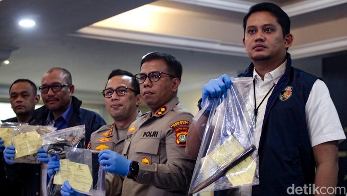 Polisi menunjukkan barang bukti pisau yang dipakai Nanang Irawan alias Gimbal saat menikam artis Sandy Permana Mak Lampir. Pisau itu sempat dibuang Gimbal usai membunuh.