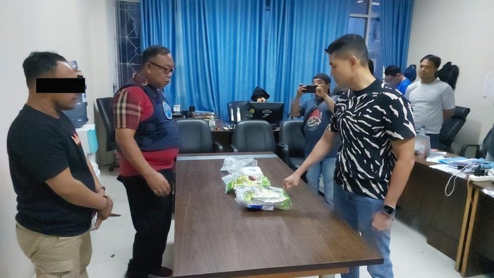 Dua sipir berinisial DM dan MA di Rumah Tahanan (Rutan) Palangkaraya, Kalimantan Tengah (Kalteng), ditangkap gegara menjadi kurir narkoba.