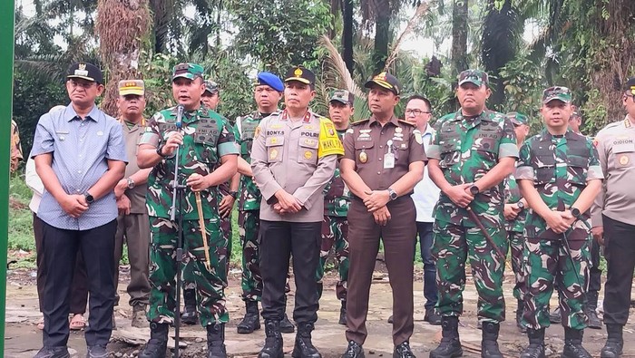 Pangdam I/BB, Wakapolda dan Pemda saat konferensi pers di lokasi sarang narkoba yang dijadikan tempat latihan TNI. (Finta Rahyuni/detikSumut)