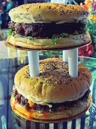 Pasangan Ini Ganti Kue Pengantin dengan Burger Jumbo Bertingkat