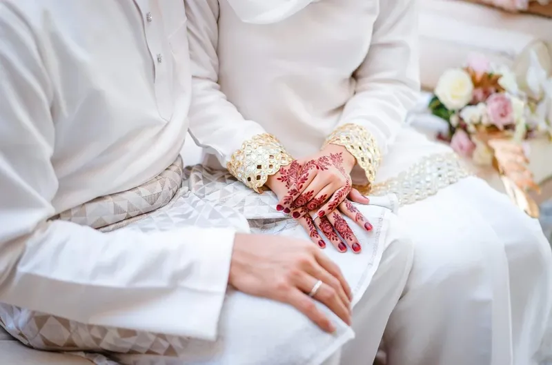 Pasangan Ini Ganti Kue Pengantin dengan Burger Jumbo Bertingkat