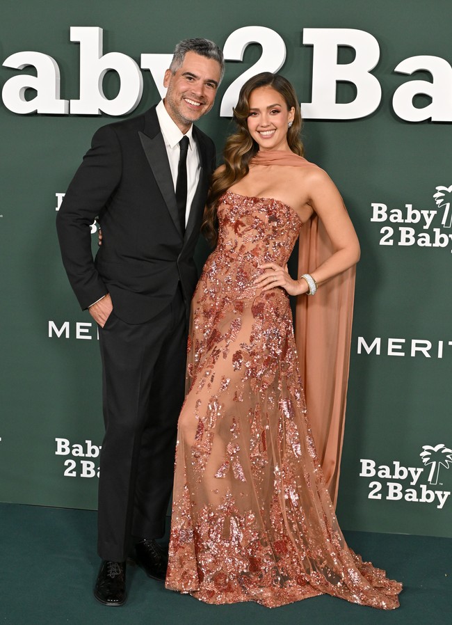 Tahun 2025 juga bukan awal yang menyenangkan bagi Jessica Alba dan suaminya, Cash Warren. Keduanya memutuskan berpisah setelah 20 tahun menikah. Sebelum kabar ini terkonfirmasi pada 8 Januari, pasangan dengan tiga anak ini beberapa terlihat di publik tidak mengenakan cincin kawin. Foto: FilmMagic/Axelle/Bauer-Griffin