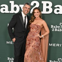 Tahun 2025 juga bukan awal yang menyenangkan bagi Jessica Alba dan suaminya, Cash Warren. Keduanya memutuskan berpisah setelah 20 tahun menikah. Sebelum kabar ini terkonfirmasi pada 8 Januari, pasangan dengan tiga anak ini beberapa terlihat di publik tidak mengenakan cincin kawin. Foto: FilmMagic/Axelle/Bauer-Griffin