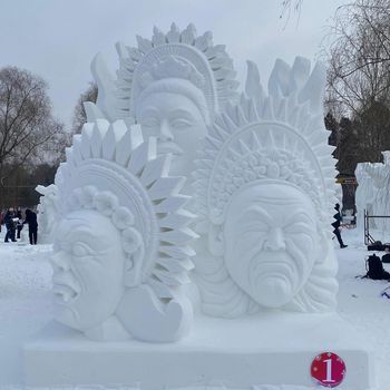 Patung Tri Guna karya seniman asal Bali dalam ajang Harbin International Snow Sculpture Competition 2025 di China. (Foto: Istimewa)