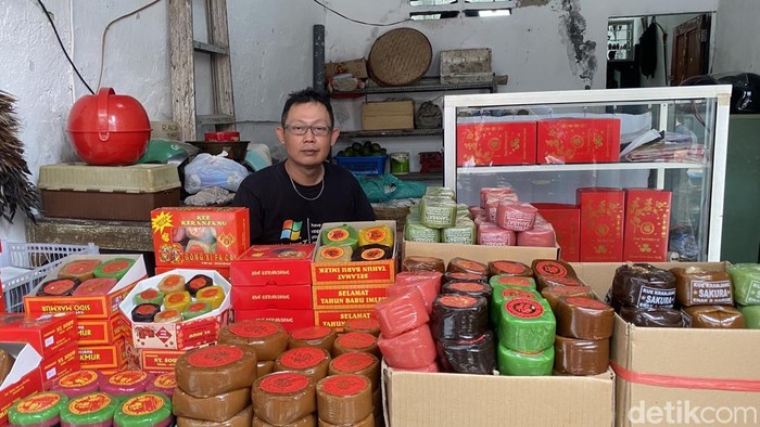 Pedagang kue keranjang di Pasar Pecinan Semarang, Kamis (16/1/2025).