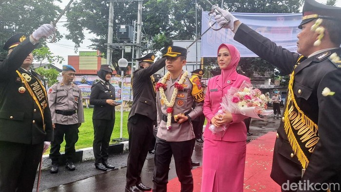 Pedang Pora-Tarian Si Api Biru Sambut Kedatangan Kapolres Bondowoso Baru