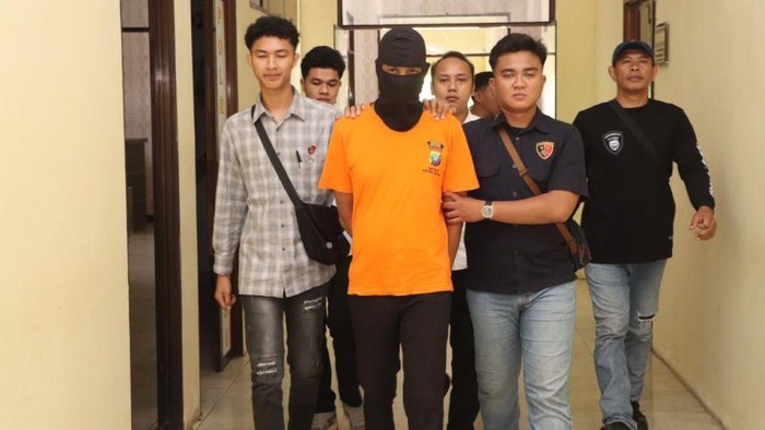 Pelaku pembunuhan berinisial AM saat ditangkap oleh Polres Natuna.(Foto: Dok Polres Natuna)