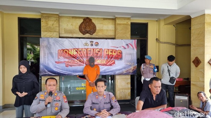 Pelaku pencuriam kayu sono brith di kawasan hutan negara, Paliyan, Gunungkidul, Kamis (16/1/2025).