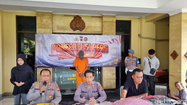 Pelaku pencuriam kayu sono brith di kawasan hutan negara, Paliyan, Gunungkidul, Kamis (16/1/2025).