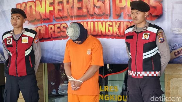 Pelaku penggelapan dengan modus pinjaman fiktif saat dihadirkan di Polres Gunungkidul, Kamis (16/1/2025).