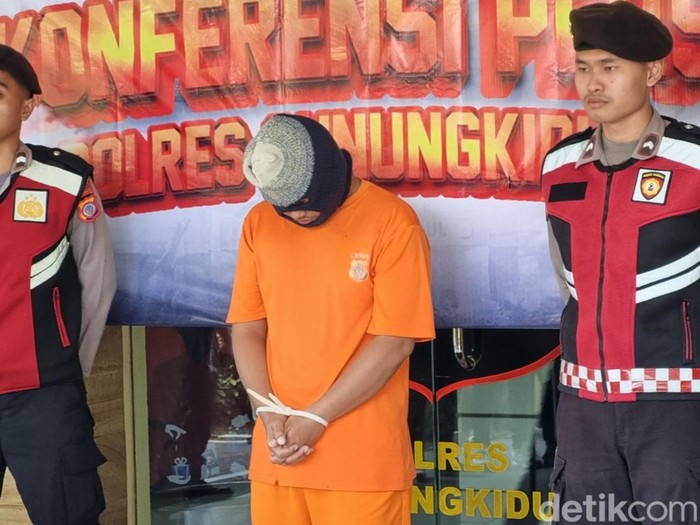 Pelaku penggelapan dengan modus pinjaman fiktif saat dihadirkan di Polres Gunungkidul, Kamis (16/1/2025).