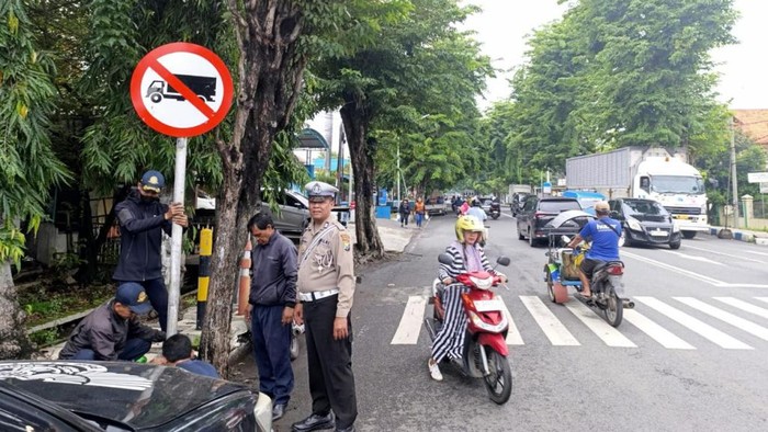 Pemasangan rambu larangan truk dan bus masuk Kota Pasuruan