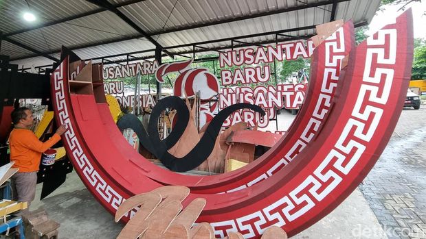 Pembuatan ornamen Imlek yang akan menghiasi Kota Surabaya.