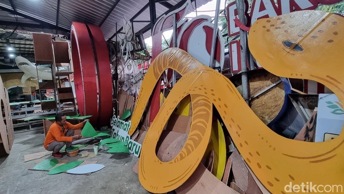 Pembuatan ornamen Imlek yang akan menghiasi Kota Surabaya.
