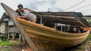 Melihat Pembuatan Perahu Nelayan di Kota Serang