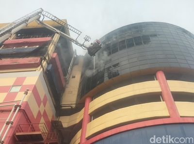 Potret Situasi Terkini Glodok Plaza yang Terbakar