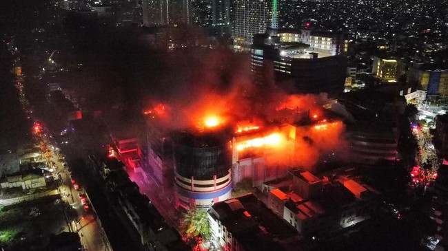 Asa Keluarga Korban Kebakaran Glodok Plaza Menanti Keajaiban
