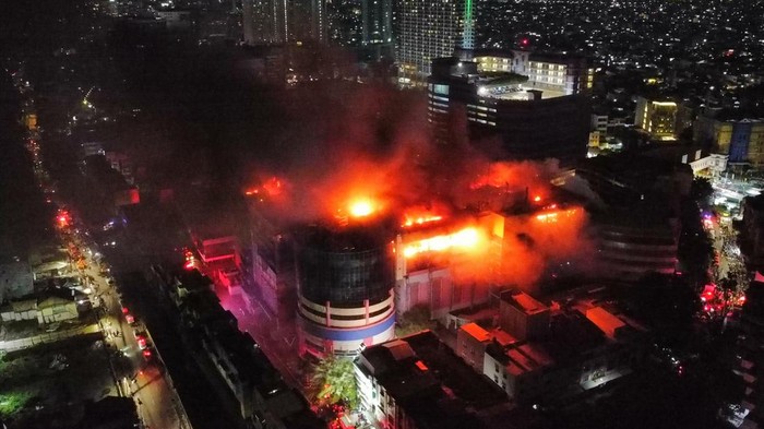 Petugas pemadam kebakaran berusaha menjinakkan api saat kebakaran di Glodok Plaza, Taman Sari, Jakarta, Rabu (15/1/2025). Sebanyak 21 unit mobil pemadam kebakaran diterjunkan untuk memadamkan api yang masih menyala hingga Kamis (16/1) dini hari, sementara penyebab kebakaran belum diketahui. ANTARA FOTO/Indrianto Eko Suwarso/rwa.