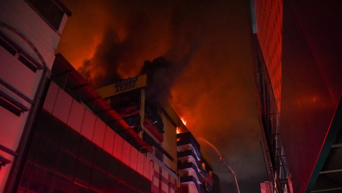 Petugas pemadam kebakaran berusaha menjinakkan api saat kebakaran di Glodok Plaza, Taman Sari, Jakarta, Rabu (15/1/2025). Sebanyak 21 unit mobil pemadam kebakaran diterjunkan untuk memadamkan api yang masih menyala hingga Kamis (16/1) dini hari, sementara penyebab kebakaran belum diketahui. ANTARA FOTO/Indrianto Eko Suwarso/rwa.