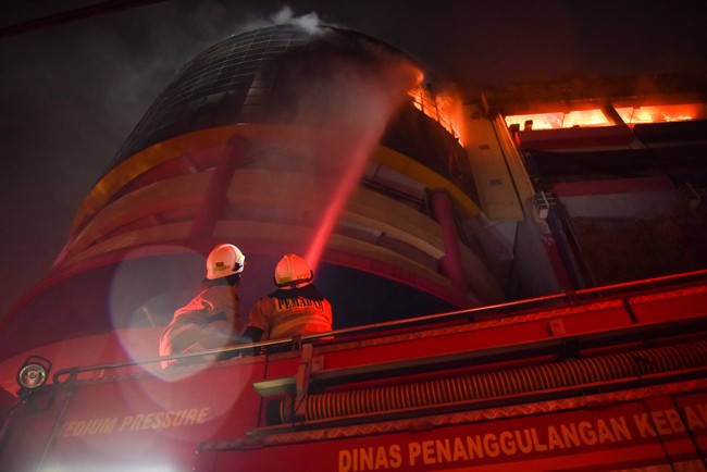 Perjuangan Tanpa Henti Petugas Damkar Cari Korban Kebakaran Glodok Plaza