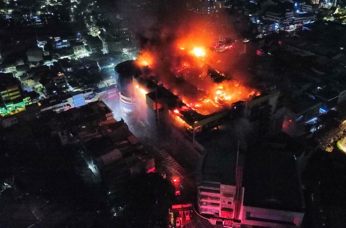 Petugas pemadam kebakaran berusaha menjinakkan api saat kebakaran di Glodok Plaza, Taman Sari, Jakarta, Rabu (15/1/2025). Sebanyak 21 unit mobil pemadam kebakaran diterjunkan untuk memadamkan api yang masih menyala hingga Kamis (16/1) dini hari, sementara penyebab kebakaran belum diketahui. ANTARA FOTO/Indrianto Eko Suwarso/rwa.