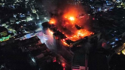 Penampakan Kobaran Api Lalap Glodok Plaza Semalam