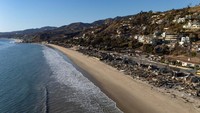 Sebelum porak-poranda dilalap api, kota pesisir yang berada di pegunungan Santa Monica, Los Angeles, California ini dikenal memiliki hamparan pemandangan pantai yang eksotis. (REUTERS/Mike Blake)  