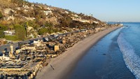 Sepertiga bagian timur kota Malibu yang menjadi tempat hunian favorit selebriti Hollywood ini telah hancur akibat tragedi kebakaran Los Angeles, di negara bagian California. (REUTERS/Mike Blake)  