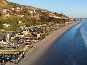 Penampakan Kota Malibu California Nyaris Lenyap Dimakan Api
