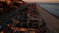 Gambar drone menunjukkan puing-puing dari properti yang terbakar, saat Kebakaran Palisades berlanjut di wilayah Los Angeles, di Malibu, California, Rabu (15/1/2025). (REUTERS/Matt Mills McKnight)  