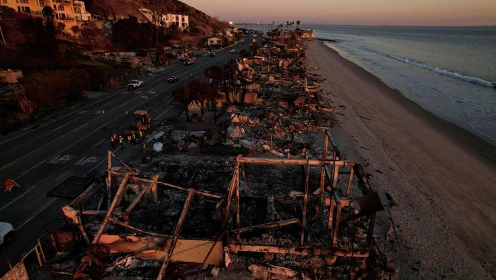Penampakan Kota Malibu California Nyaris Lenyap Dimakan Api A drone view of houses destroyed during the Palisades Fire in Malibu, California, U.S., January 15, 2025. REUTERS/Matt Mills McKnight