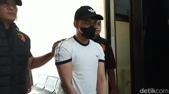 Penampakan M Ilham, terduga pembunuh kekasih di salah satu hotel Jalan Tunjungan Surabaya saat digelandang petugas Polsek Genteng.