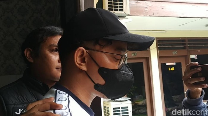Penampakan M Ilham, terduga pembunuh kekasih di salah satu hotel Jalan Tunjungan Surabaya saat digelandang petugas Polsek Genteng.