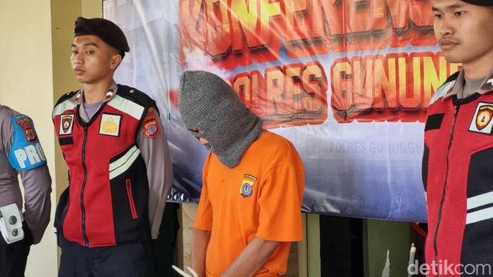 Pelaku pencabulan terhadap anak tiri, BT (49), saat di Polres Gunungkidul, Kamis (16/1/2025).