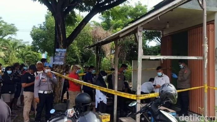 TKP Penemuan mayat pria dalam warung di Lamongan