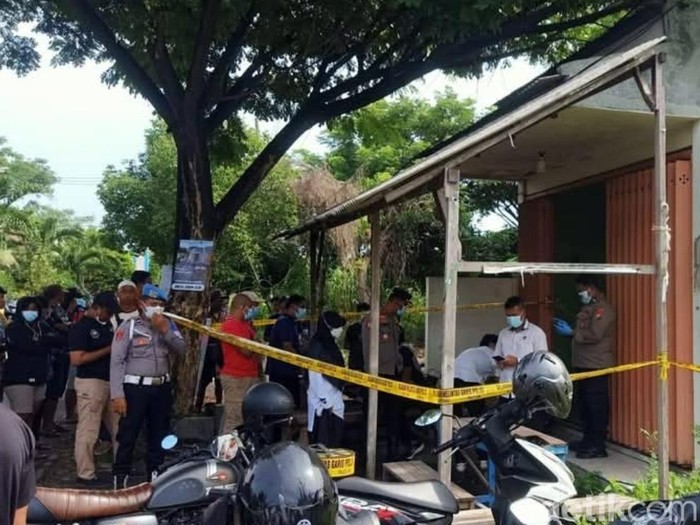 TKP Penemuan mayat pria dalam warung di Lamongan