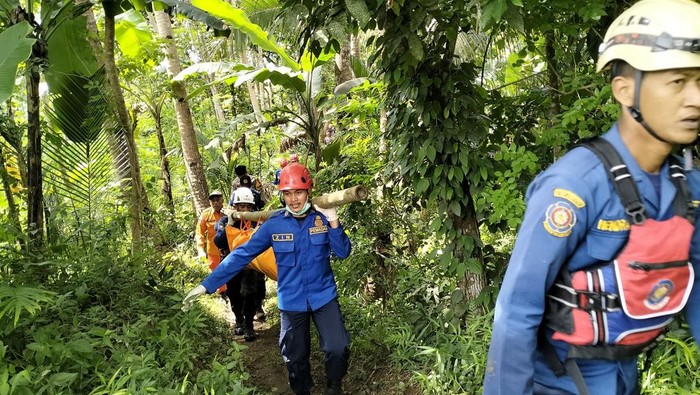 Proses evakuasi mayat yang ditemukan di Sungai Progo, Kecamatan Mungkid, Kabupaten Magelang, Kamis (16/1/2025).